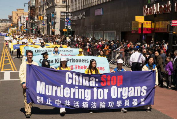 Praticantes do Falun Gong pedem prisão do ditador chinês Jiang Zemin — principal figura por trás dos 19 anos de perseguição contra o Falun Dafa na China — participam de desfile em Flushing, Nova York, em 22 de abril de 2018 (Larry Dai/Epoch Times)