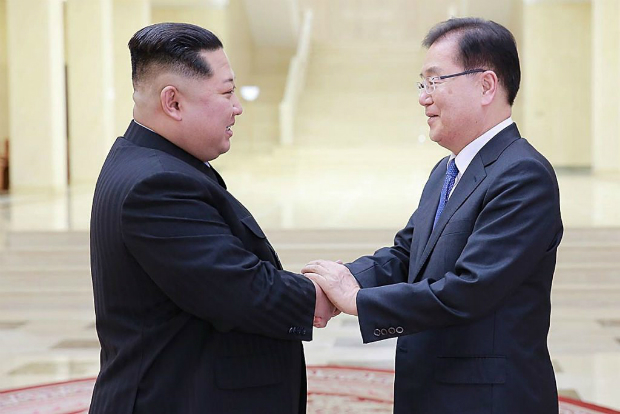 Kim junto com um membro da delegação sul-coreana (Getty Images)