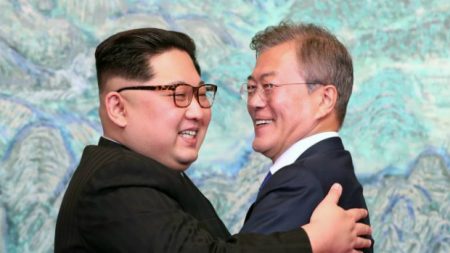 Moon e Kim apertam as mãos e assinam o fim da Guerra das Coreias