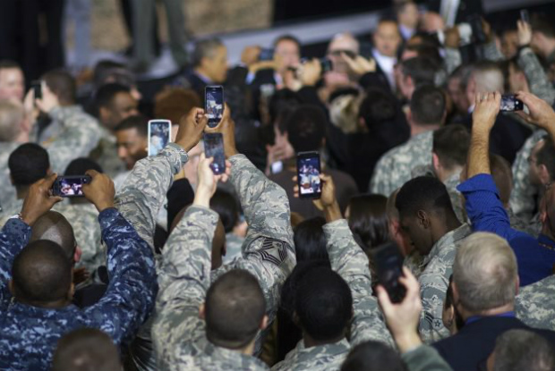 Membros das forças armadas dos Estados Unidos tentam filmar o então presidente Barack Obama com smartphones durante seu discurso realizado em 15 de dezembro de 2014 em Joint Base McGuire-Dix-Lakehurst, Nova Jersey (Mark Makeda/Getty Images)