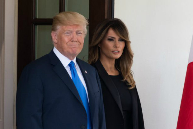 Presidente Donald Trump e a primeira-dama Melania Trump aguardam a chegada do presidente da França, Emmanuel Macron, e sua esposa Brigitte Macron, na Casa Branca em Washington, em 23 de abril de 2018 (Samira Bouaou/Epoch Times)