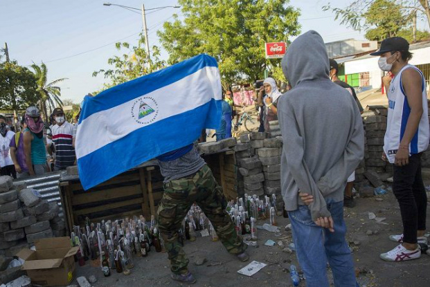 Jovens protestaram ontem (22) durante o quinto dia de manifestações contra a reforma da Previdência em Manágua, na Nicarágua. Os protestos deixaram cerca de 27 mortos, de acordo com estatísticas de ONGs (Jorge Torres/Agência EFE)