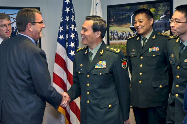 O ex-vice-chefe do Estado-Maior das forças armadas chinesas, Cai Yingting, durante uma reunião com o ex-vice-secretário da defesa dos EUA, Ashton B. Carter, no Pentágono em Arlington, Virgínia, em 23 de agosto de 2012 (Departamento da Defesa dos EUA)