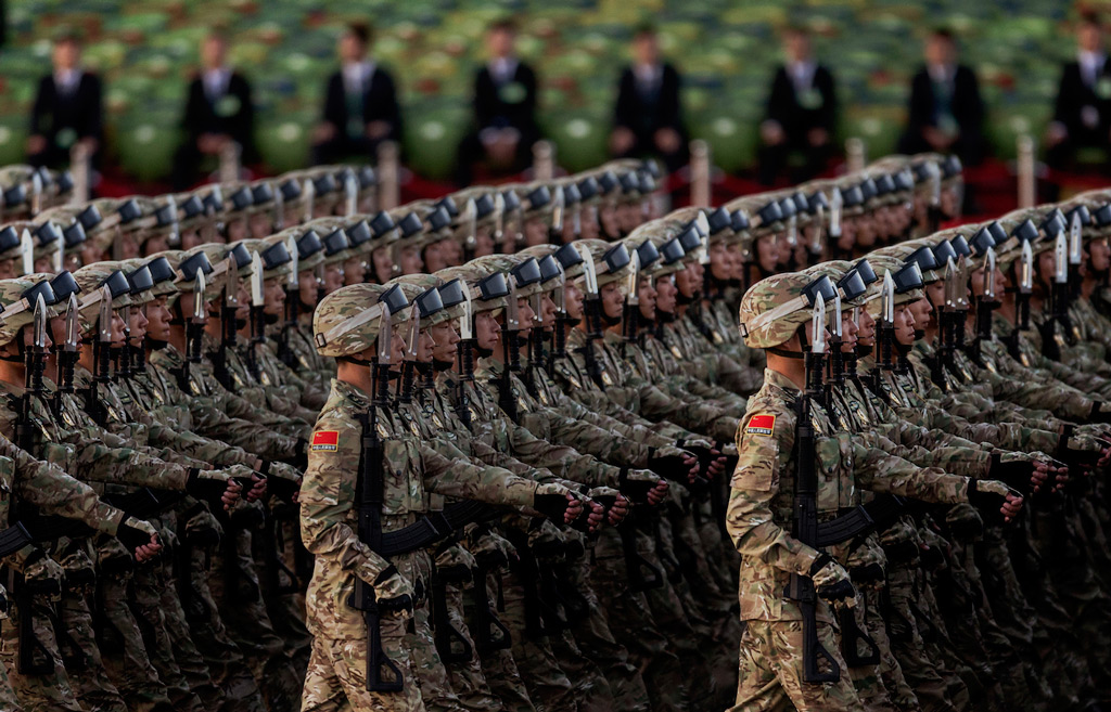 Soldados chineses marcham na Praça da Paz Celestial antes de uma parada militar em Pequim, China, em 3 de setembro de 2015 (Kevin Frayer/Getty Images)