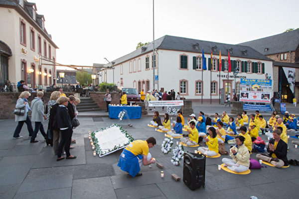 Adeptos da disciplina espiritual do Falun Gong se manifestam em Trier para expor os abusos dos direitos humanos na China comunista (Matthias Kehrein/The Epoch Times)