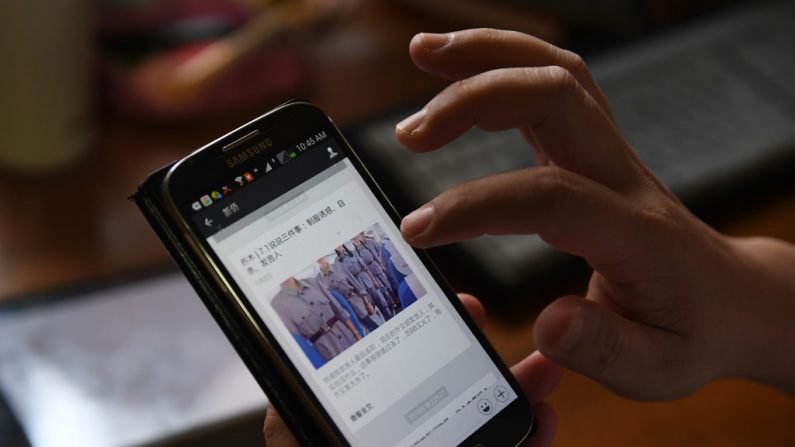 Um telefone móvel mostra uma postagem online do sincero professor Qiao Mu, em sua casa em Pequim, China, em 21 de julho de 2017 (Greg Baker/AFP/Getty Images)