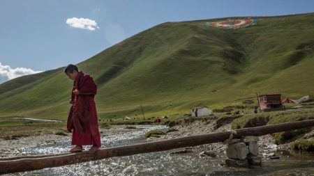 Mais abusos de direitos humanos em Xinjiang e Tibete: medicação forçada em campos de detenção e vigilância generalizada