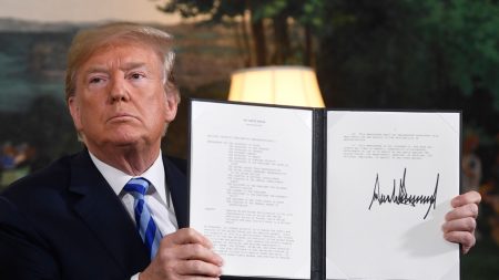 EUA: Trump deixa acordo nuclear com Irã, ordena reimpor sanções “máximas”