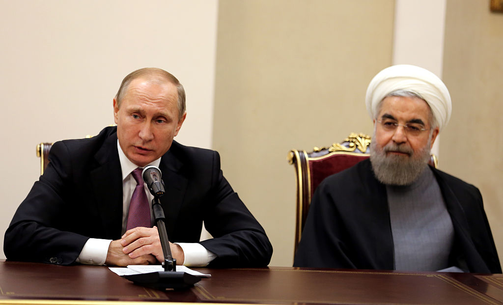 O presidente iraniano Hassan Rouhani (dir.) e o presidente russo Vladimir Putin (esq.) realizam uma coletiva de imprensa após a Cimeira do Fórum dos Países Exportadores de Gás (GECF) em Teerã em 23 de novembro de 2015 (Atta Kenare/AFP/Getty Images)