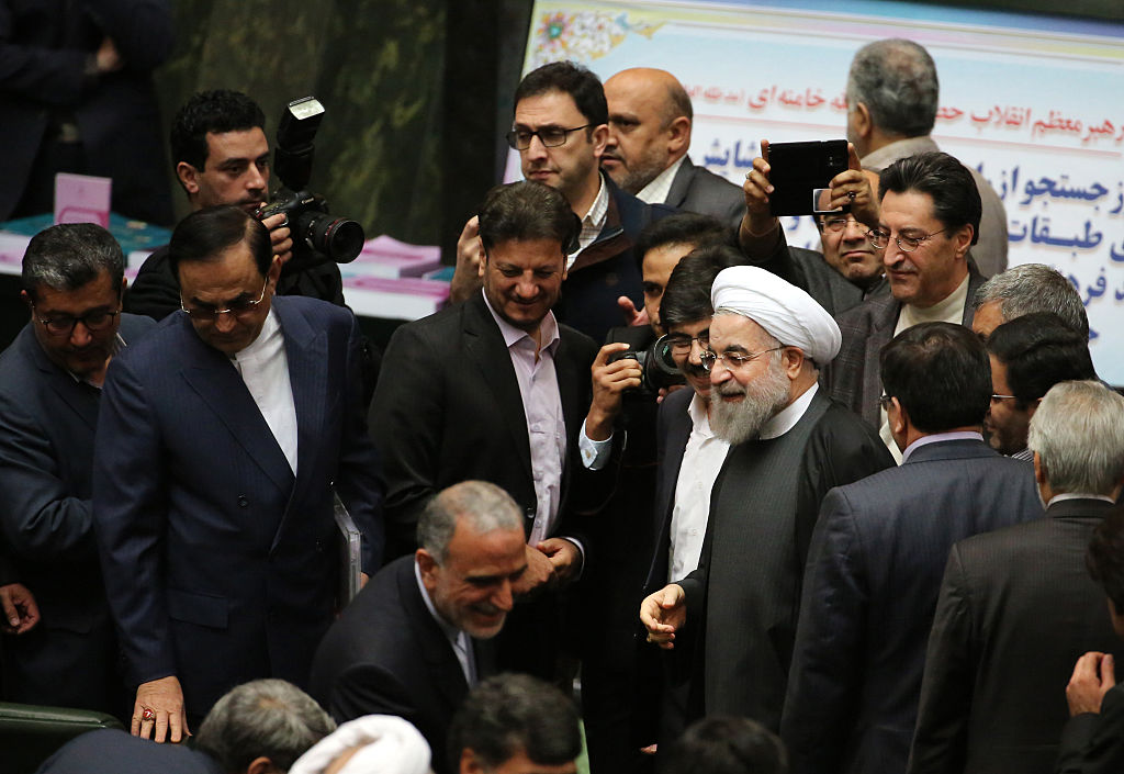 O presidente iraniano Hassan Rouhani (centro) chega ao Parlamento antes de apresentar o orçamento anual proposto na capital de Teerã, em 17 de janeiro de 2016, depois que as sanções foram suspensas sob o acordo nuclear do Irã com as potências mundiais (Atta Kenare/AFP/Getty Images)