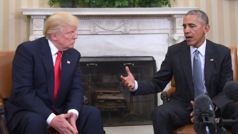 O presidente Barack Obama (dir.) e o presidente-eleito Donald Trump (esq.) no Salão Oval da Casa Branca em Washington, D.C., em 10 de novembro de 2016 (Jim Watson/AFP/Getty Images)