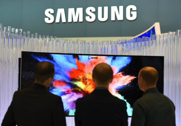 No dia da inauguração da feira de eletrônicos de consumo "Internationale Funk Ausstellung" em Berlim, na Alemanha, em 5 de setembro de 2014, visitantes observam um televisor de tela curva exibido em um stand da Samsung (Tobias Schwarz/AFP/Getty Images)