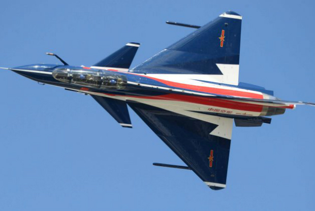 Avião de combate J-10 do regime chinês se apresenta em show aéreo em Changchun, província de Jilin, em 12 de setembro de 2015. O caça incorpora tecnologia roubada dos EUA (Str/AFP/Getty Images)