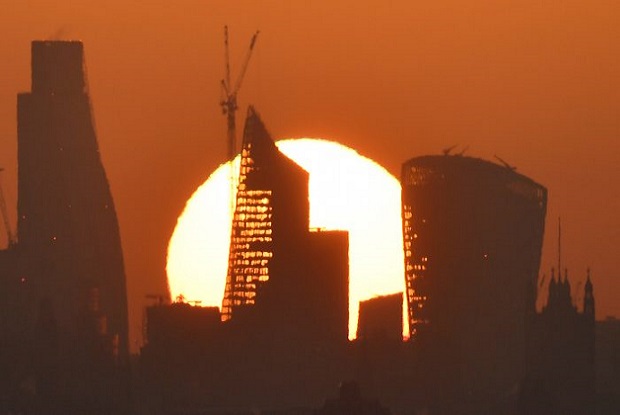 Sol aparece por trás de arranha-céus no distrito financeiro de Londres, em 3 de maio de 2018 (Reuters/Toby Melville) 