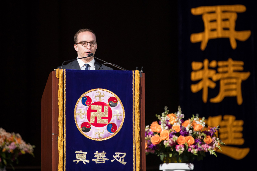 Ben Maloney fala sobre sua experiência de praticar a disciplina espiritual do Falun Gong, na Capital One Arena, em Washington, em 21 de junho de 2018 (Edward Dye/The Epoch Times)