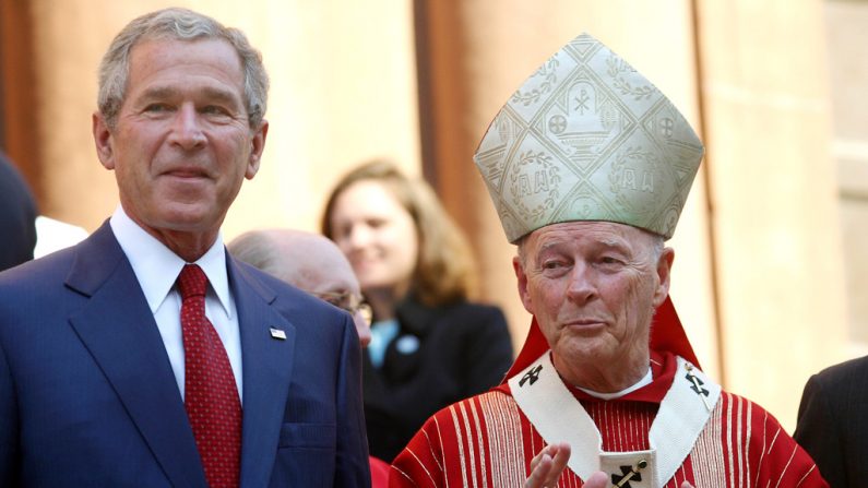 O então presidente norte-americano George W. Bush e o cardeal Theodore McCarrick, arcebispo de Washington, conversam após a 52ª Missa Vermelha anual na Catedral St. Matthews em Washington, D.C., em 2 de outubro de 2005 (G. Fabiano/Getty Images)