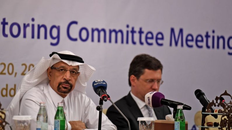O ministro da energia saudita Khaled al-Faleh e o ministro da energia russo Alexander Novak participam de uma reunião de membros da OPEP e não OPEP para avaliar o cumprimento dos cortes de produção e discutir cooperação em longo prazo em Jeddah, Arábia Saudita, em 20 de abril de 2018 (Amer Hilabi/AFP/Getty Images)