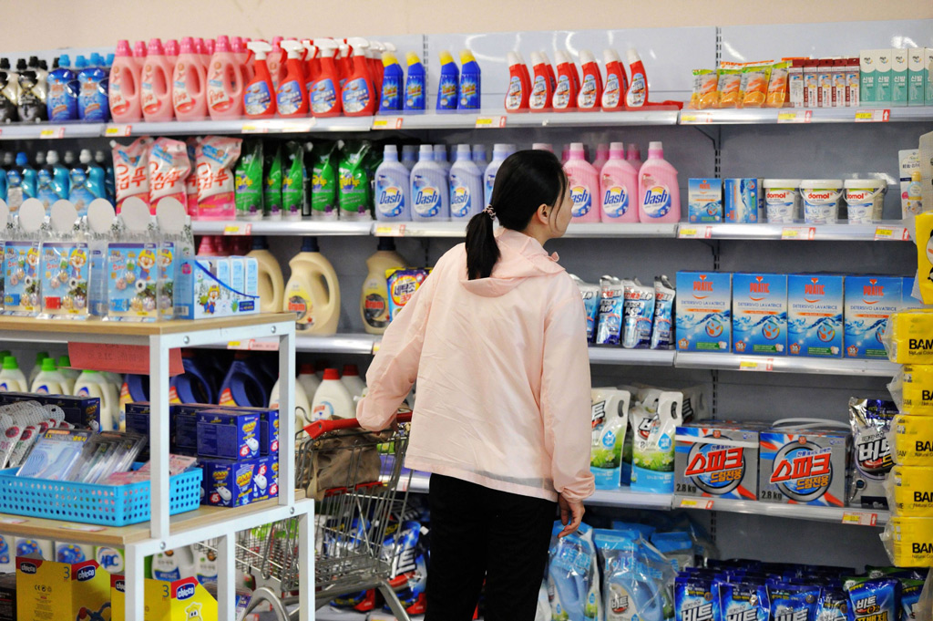 Uma cliente confere itens importados num mercado na cidade de Qingdao, província de Shandong, em 1º de junho de 2018 (AFP/Getty Images)