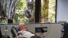 Este homem precisou de múltiplas transfusões de sangue para sobreviver… agora seu sangue já salvou milhões de vidas!