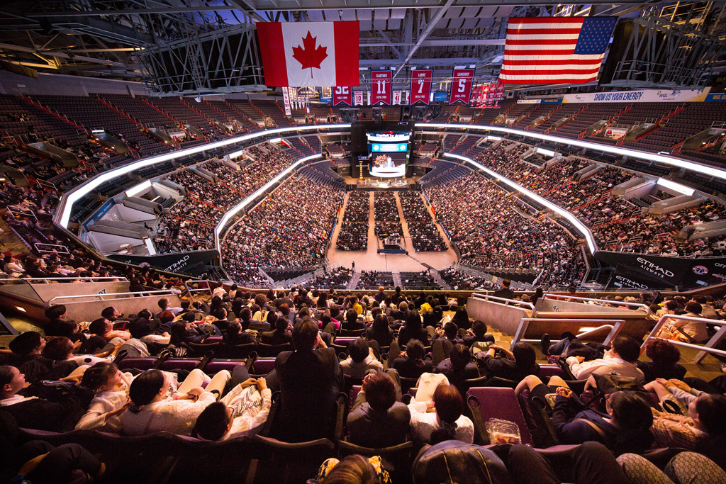 Uma visão de grande angular da Capitol One Arena com mais de 9 mil praticantes do Falun Gong participando de uma conferência, em Washington, em 21 de junho de 2018. A Arena é o lar da equipe campeã da Liga National de Hóquei, o Washington Capitals (Edward Dye/The Epoch Times)