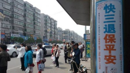 Praticantes na China comemoram Dia Mundial do Falun Dafa com faixas e cartazes