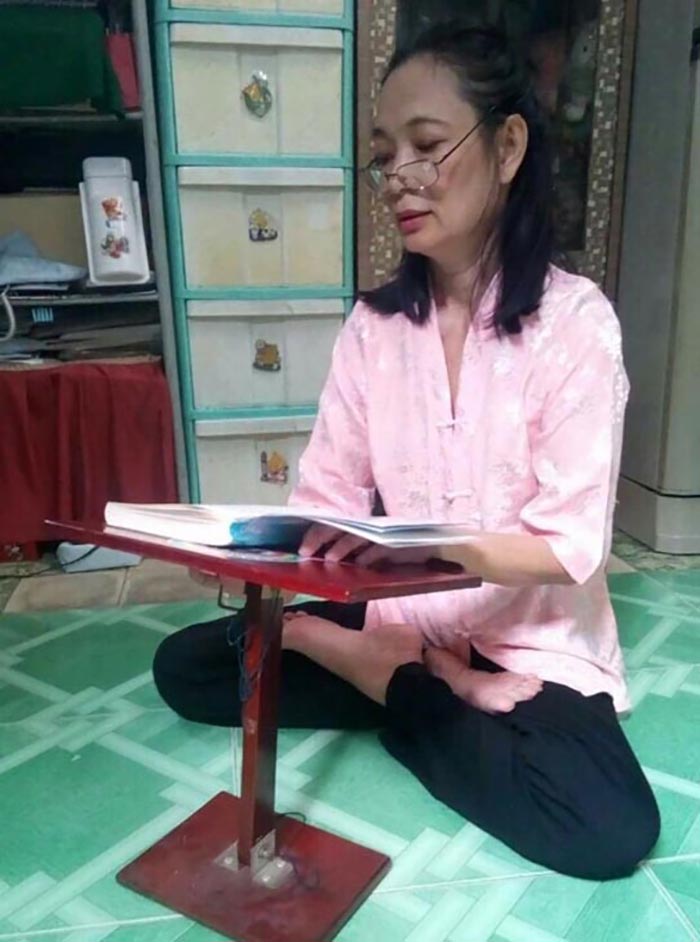 Nguyen Thi Lanh lê o livro "Zhuan Falun" (DKN.tv)