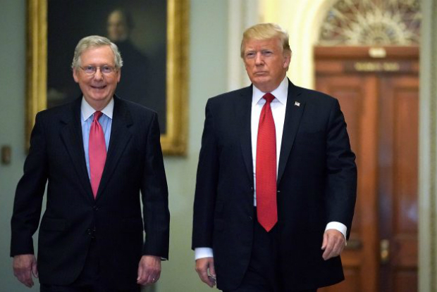 Líder da maioria no Senado, republicano Mitch McConnell (esq.) e o presidente Donald Trump chegam para o almoço no Capitólio dos EUA em Washington, em 24 de outubro de 2017 (Chip Somodevilla/Getty Images)