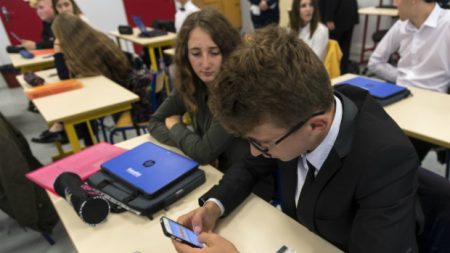 Parlamento francês proíbe uso de telefones celulares nas escolas