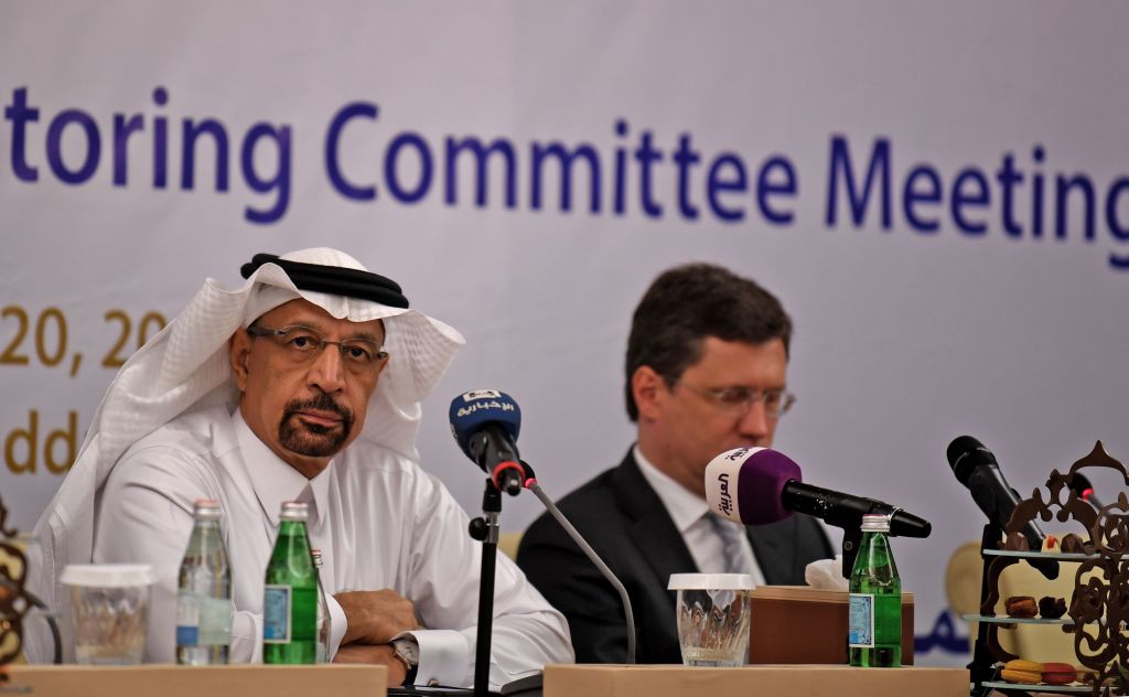 Khaled al-Faleh (esq.), o ministro saudita da energia, e Alexander Novak (dir.), o ministro russo da energia, participaram de uma reunião de membros da OPEP e de não membros da OPEP para avaliar o cumprimento dos cortes de produção e discutir a cooperação em longo prazo em Jeddah, Arábia Saudita, em 20 de abril de 2018 (Amer Hilabi/AFP/Getty Images)