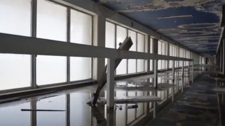 Aeroporto abandonado é flagrado congelado no tempo na Grécia