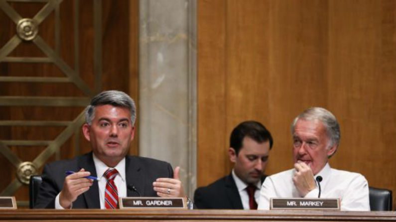 O senador Cory Gardner (republicano) e o senador Ed Markey (democrata de Massachusetts) em uma audiência sobre o uso da coerção econômica pela China como política, em Washington, em 24 de julho de 2018 (Samira Bouaou / The Epoch Times)