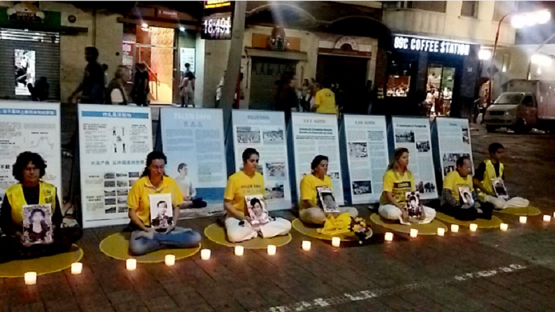 Praticantes de Falun Dafa em manifesto  pacífico em São Paulo, contra a perseguição da prática na China, no dia 20 de julho de 2018 (Epoch Times)