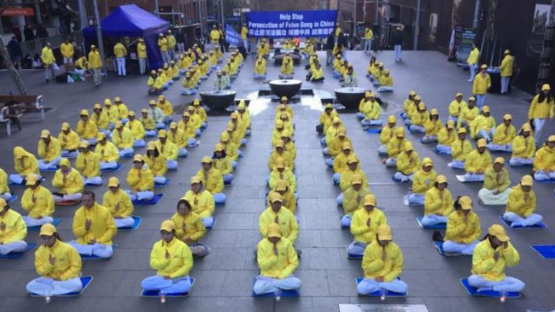 Praticantes do  Falun Gong de Sydney fazem homenagem para os praticantes de Falun Gong da china,  que sofreram ou perderam suas vidas após o que são agora 19 anos de perseguição brutal pelo Partido Comunista Chinês, em 20 de julho de 2018 (Henry Lam)