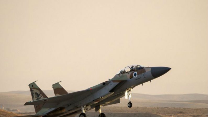 Um caça israelense F-15 I decola durante um show aéreo na cerimônia de formatura dos pilotos da força aérea israelense na base de Hatzerim, no deserto de Negev, perto da cidade de Beersheva, no sul de Israel, em 26 de dezembro de 2013 (Jack Guez / AFP / Getty Images)