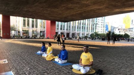 Prática de meditação gratuita em frente ao MASP em São Paulo