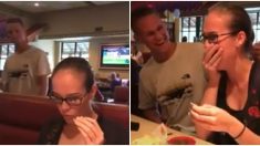 Militar surpreende irmã em restaurante após voltar de uma longa viagem