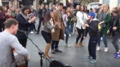 Pessoas se aglomeram em torno do artista na rua e começam a dançar – mas um homem rouba completamente o espetáculo