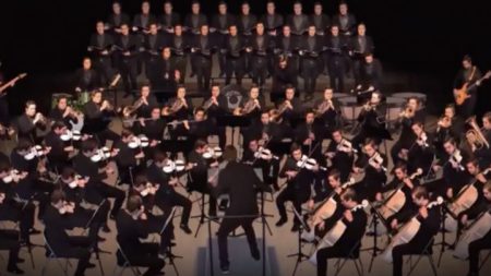 Orquestra inteira toca uma música incrível – mas repare os membros mais de perto, é alucinante