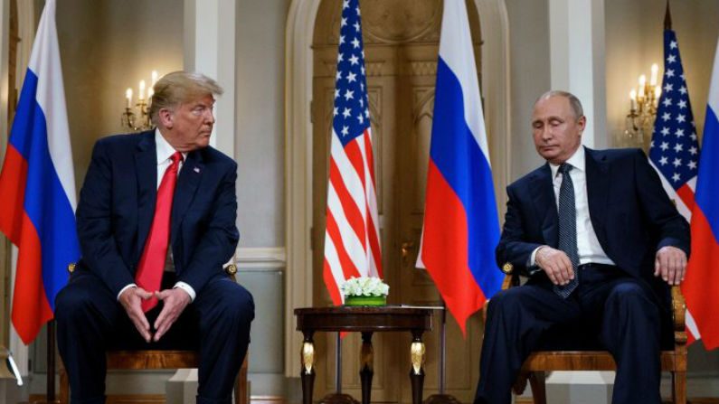 Presidente Donald Trump e o presidente russo Vladimir Putin se reúnem em Helsinque, em 16 de julho de 2018 (BRENDAN SMIALOWSKI / AFP / Getty Images)