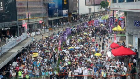 População de Hong Kong protesta contra regime de Pequim no 21º aniversário da entrega à China