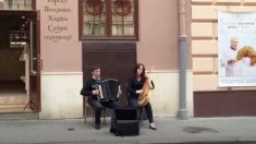 Esses artistas de rua estão tocando apenas dois instrumentos, mas o som parece vir de uma banda inteira