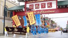 Desfile de praticantes do Falun Dafa ilumina bairro chinês em Chicago