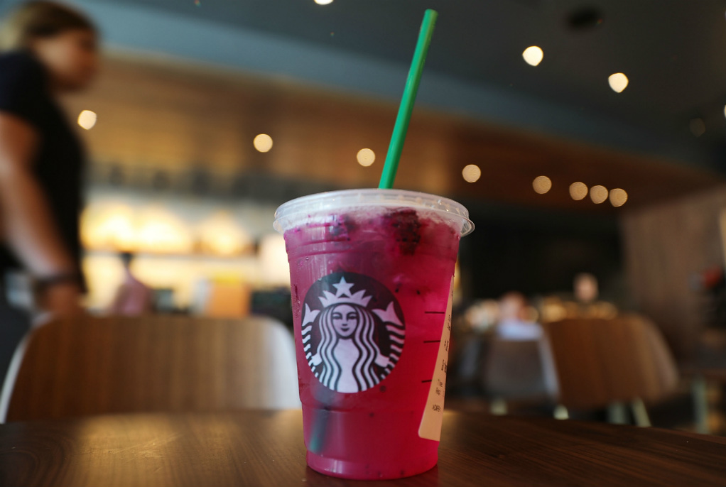 Starbucks deixará de usar canudinhos de plástico até 2020 em nível mundial