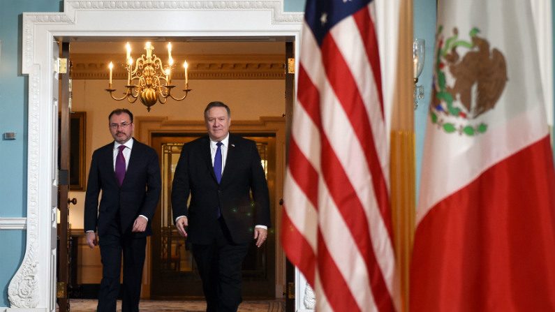 Chanceler mexicano Luis Videgaray (esq.) e secretário de Estado norte-americano, Mike Pompeo (Andrew Caballero-Reynolds/AFP/Getty Images)
