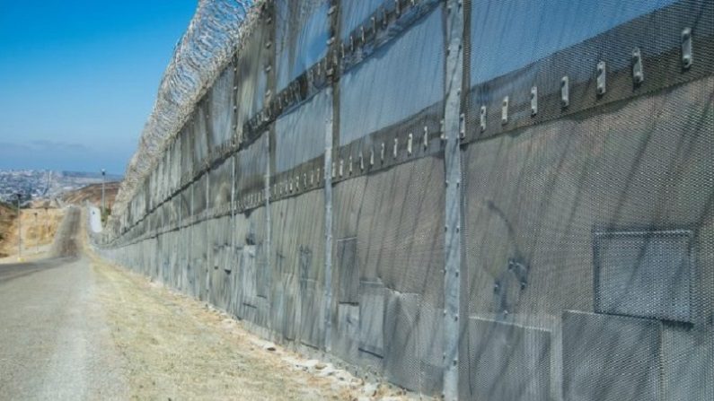 Remendos se enfileiram na parte inferior da barreira onde os imigrantes ilegais cortaram a cerca, ao longo da fronteira México-EUA em San Diego em 12 de julho de 2017. (Joshua Philipp/Epoch Times)