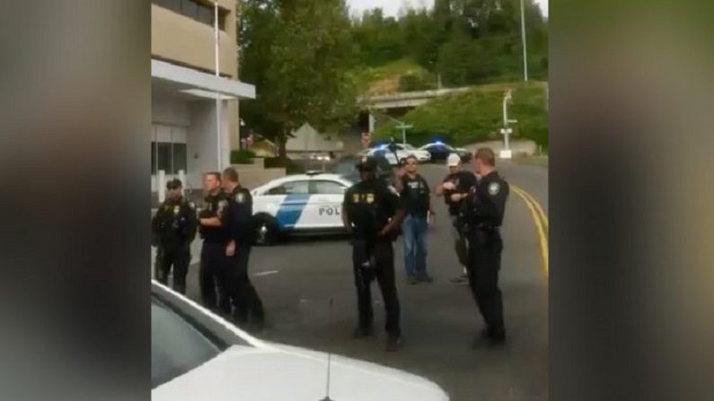 Policiais permanecem do lado de fora do edifício da agência de Imigração e Alfândega dos EUA (ICE) em Portland, Oregon (Bryant King/Storyful)
