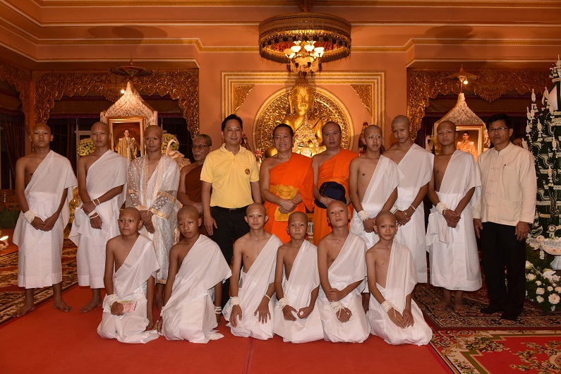 Meninos tailandeses resgatados iniciam cerimônia para se tornarem monges budistas
