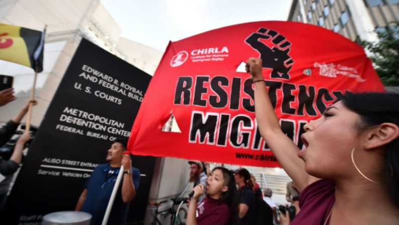 Manifestantes cantam do lado de fora do Centro de detenção Metropolitano onde o ICE (imigração e alfândega) mantém os detidos em Los Angeles, Califórnia, em 14 de junho de 2018 (Robyn Beck/AFP/Getty Images)