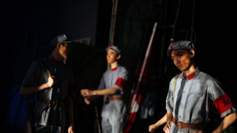 Dançarinos do National Ballet of China aguardam nos bastidores para a apresentação do balé da era Mao "A Tropa Vermelha de Mulheres" em Pequim, China, quarta-feira, 16 de dezembro de 2009 (AP Photo / Elizabeth Dalziel)