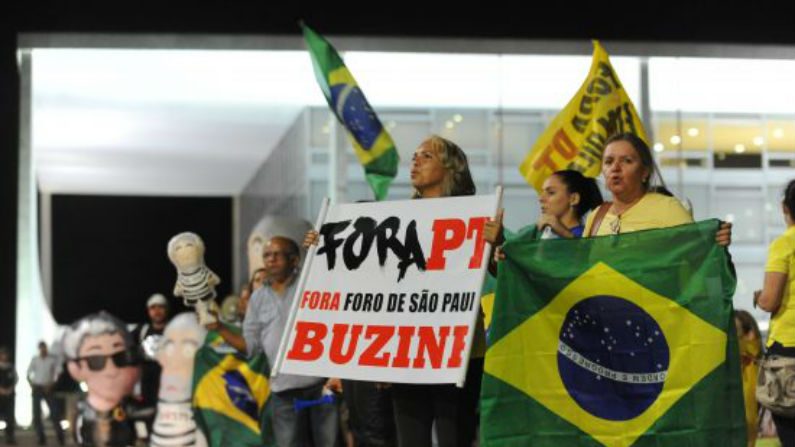 Manifestantes protestam contra o ex-presidente Luis Inácio "Lula" da Silva e seu Partido dos Trabalhadores (PT) em frente ao Palácio do Planalto em Brasília em 4 de março de 2016. Tanto Lula quanto sua sucessora Dilma Roussef foram marcados pela corrupção (Andressa Anholete / AFP / Getty Images)